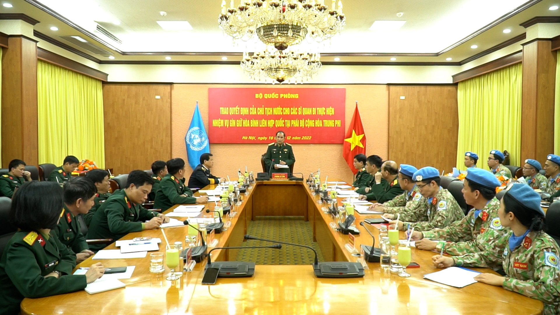 /UploadStore/admin/221216 trao QD CTN cho can bo di Trung Phi/ddf7475885125d4c0403.jpg